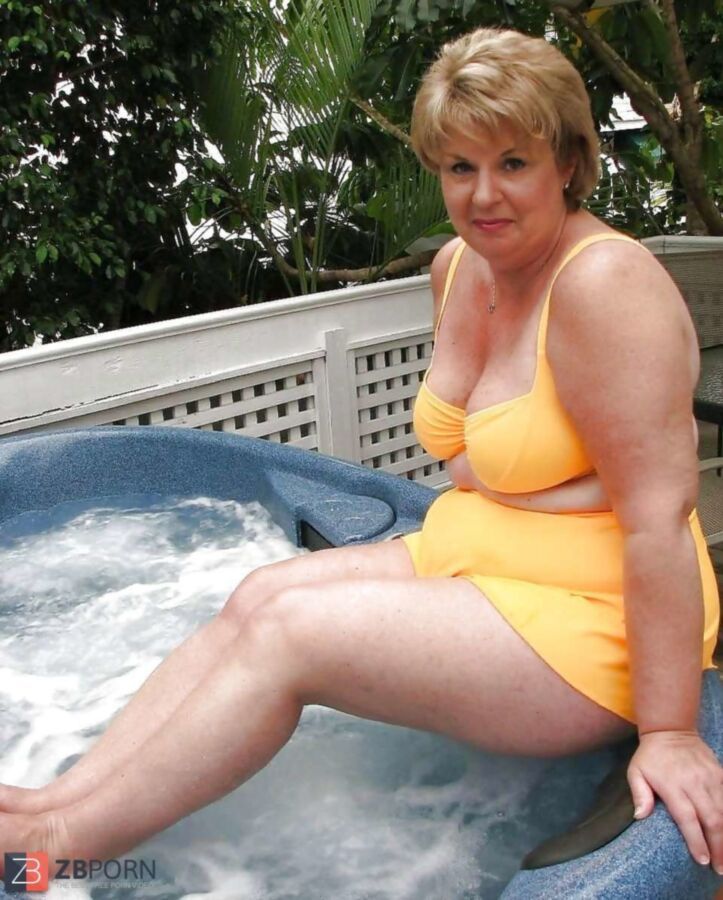 Free porn pics of Mature moms in swimsuits 7 of 19 pics