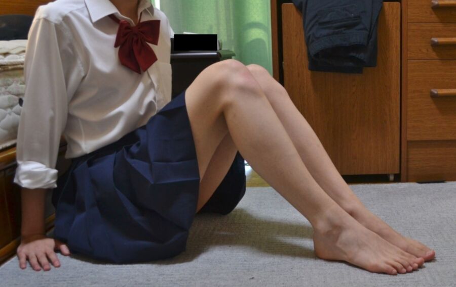 Free porn pics of PERFECT YOUNG LEGS AND FEET FOR WORSHIP (JAPAN) 4 of 5 pics