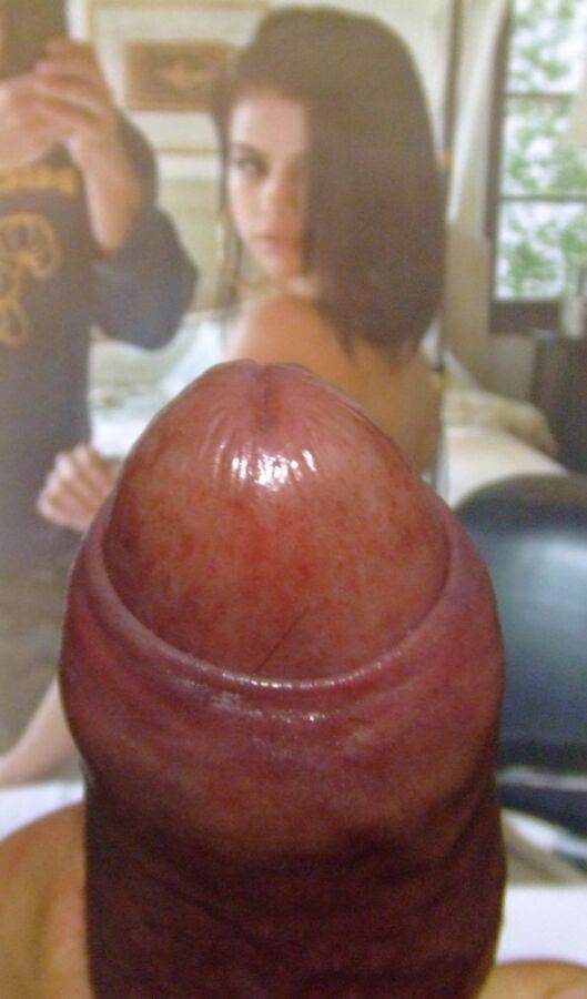 Free porn pics of Selena Gomez Gets a Massive Facial! 3 of 14 pics