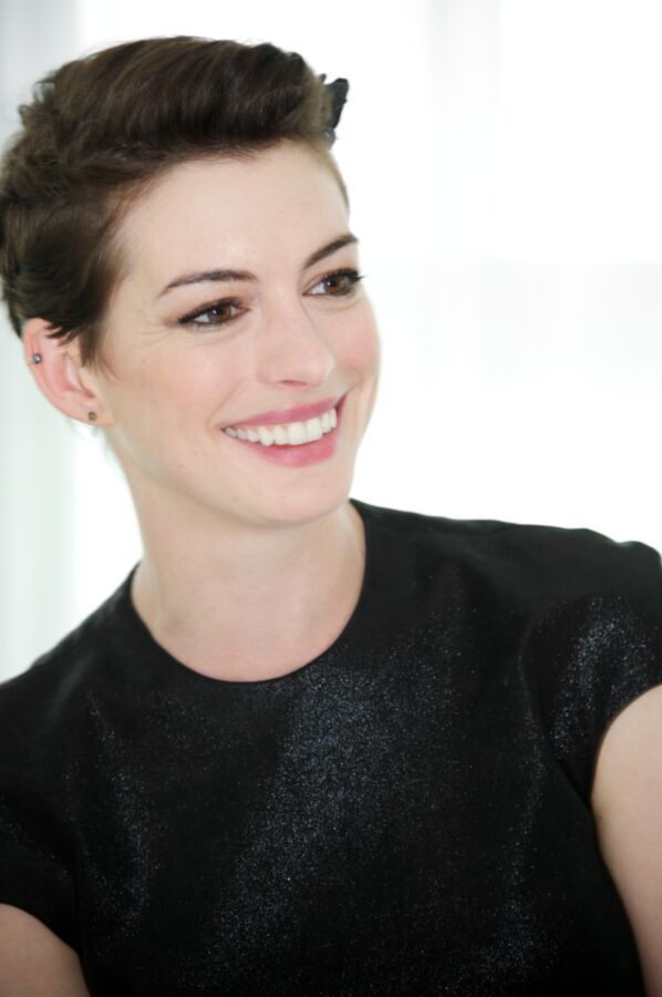 Free porn pics of Anne Hathaway - Big sexy smile 21 of 130 pics