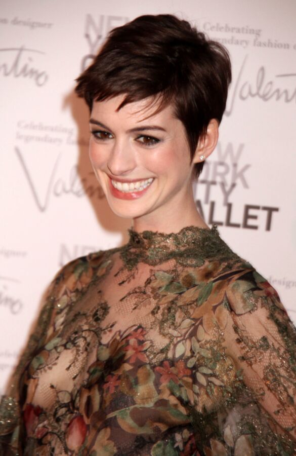 Free porn pics of Anne Hathaway - Big sexy smile 23 of 130 pics