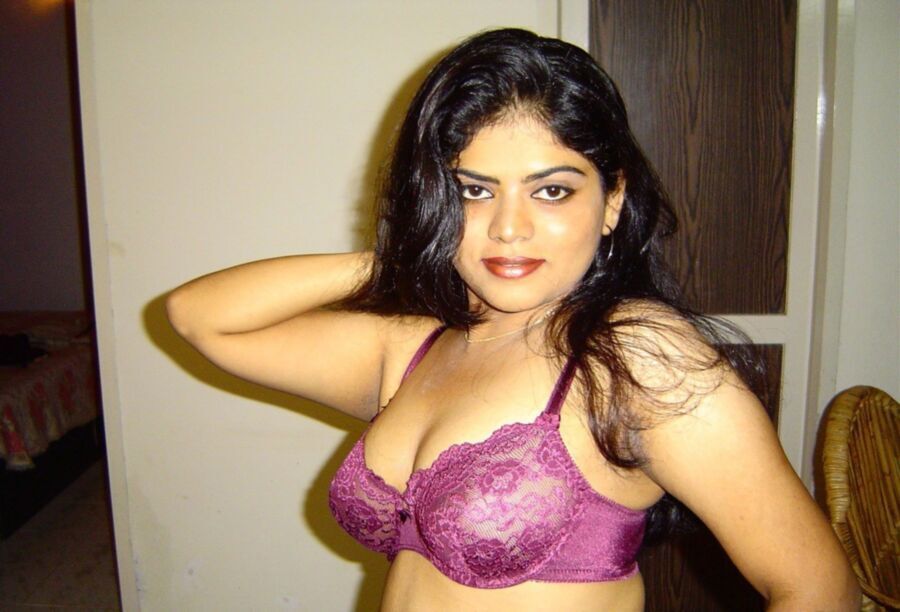 Free porn pics of India - cutie has a saggy hole but happily sucks instead 4 of 15 pics