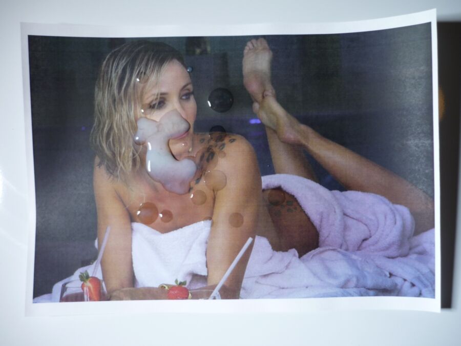 Free porn pics of Cameron Diaz - Cum on her face 10 of 15 pics