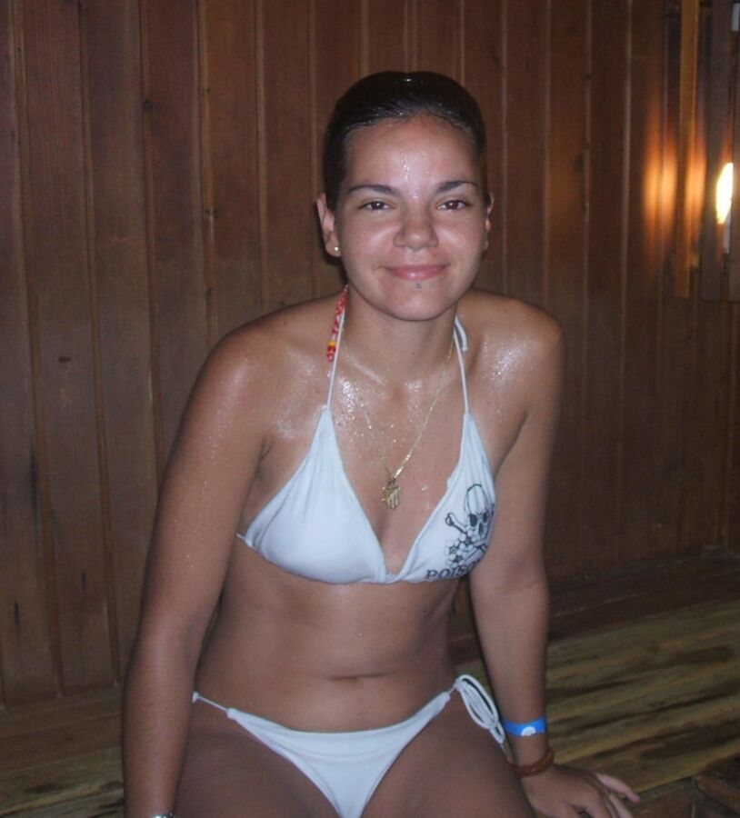 Free porn pics of Nuri, her sister and her mom, for fakes 1 of 19 pics