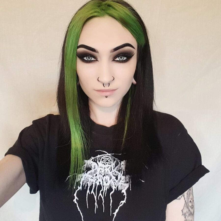 Aged movie pussy Goth slut picture