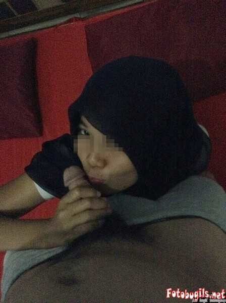 Free porn pics of Indonesia - hijab hooker Boyong gets a facial 5 of 7 pics