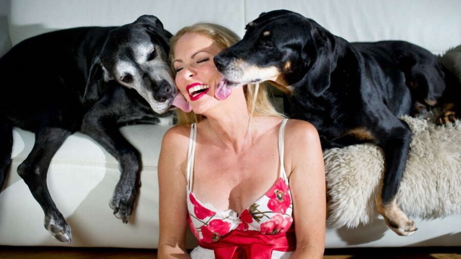 Frau fickt mit hund geschichte