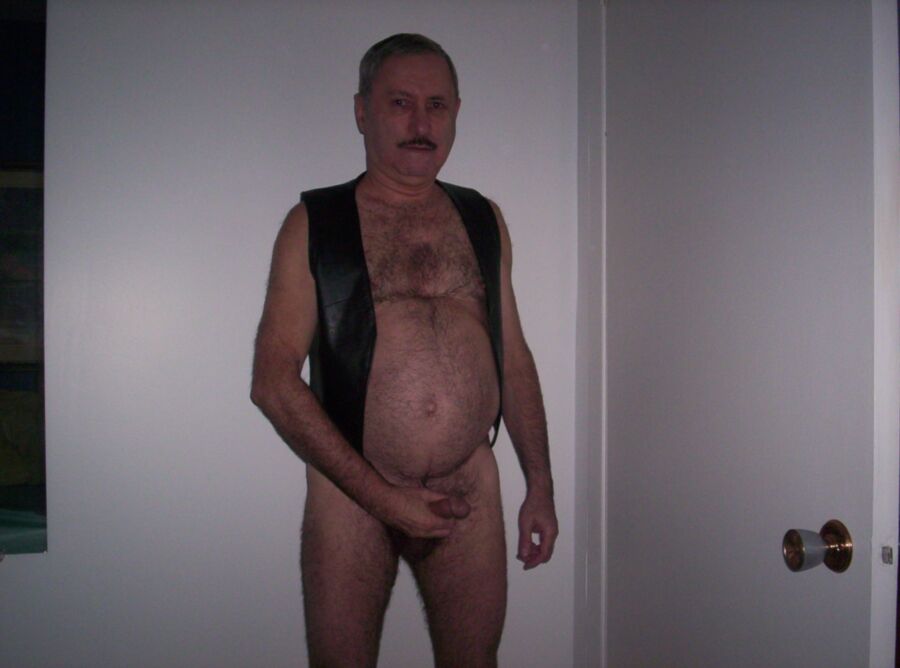 Free porn pics of mature gay daddy nude 4 of 16 pics