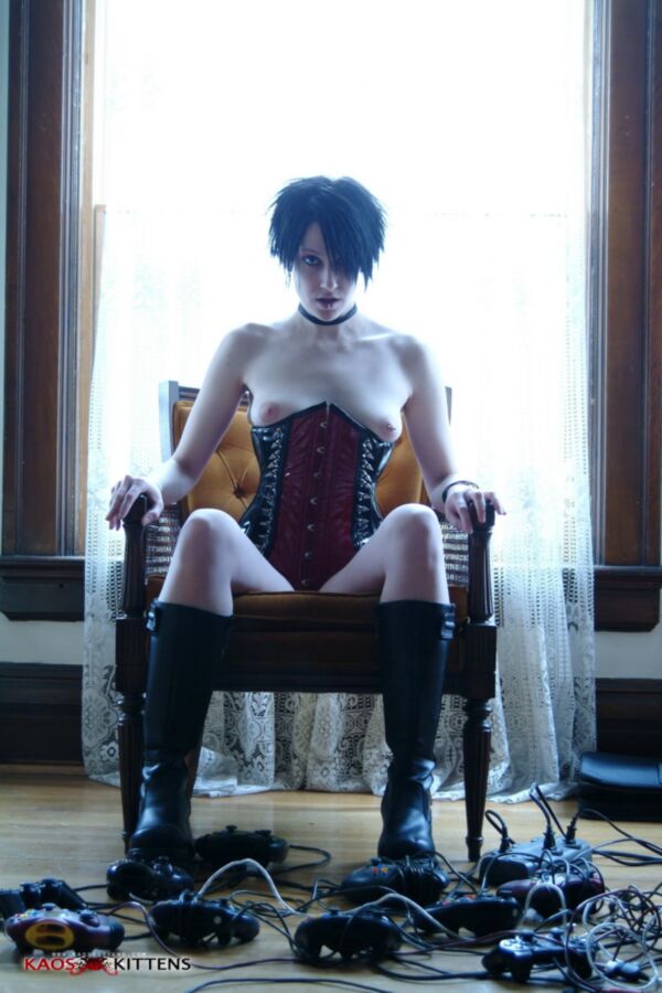 Free porn pics of Short-haired goth girl in corset 4 of 6 pics