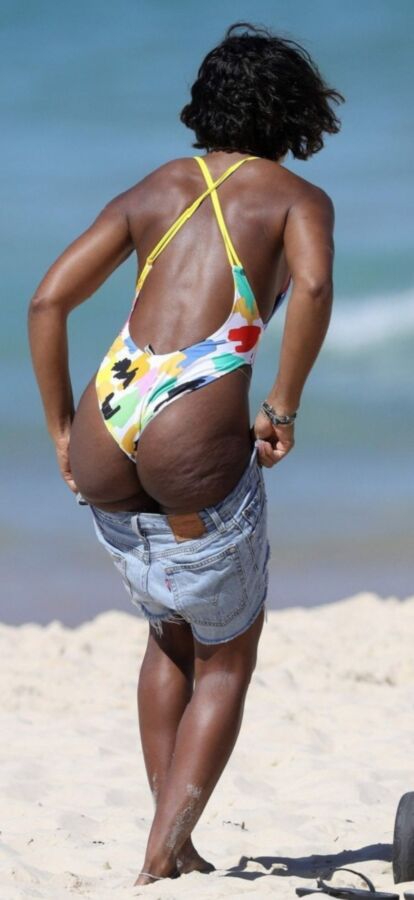 Free porn pics of Kelly Rowland Chocolate ass in swimsuit 8 of 9 pics