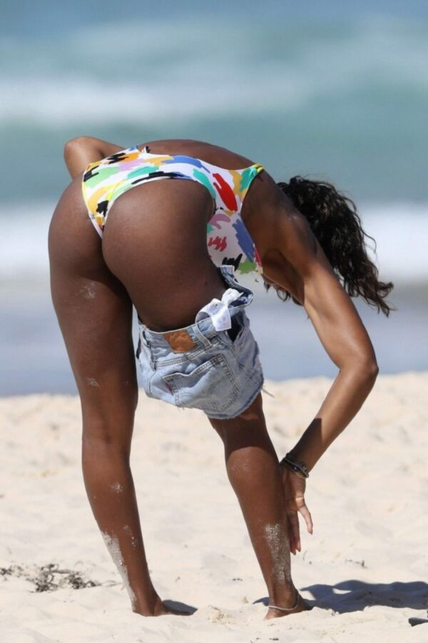Free porn pics of Kelly Rowland Chocolate ass in swimsuit 5 of 9 pics