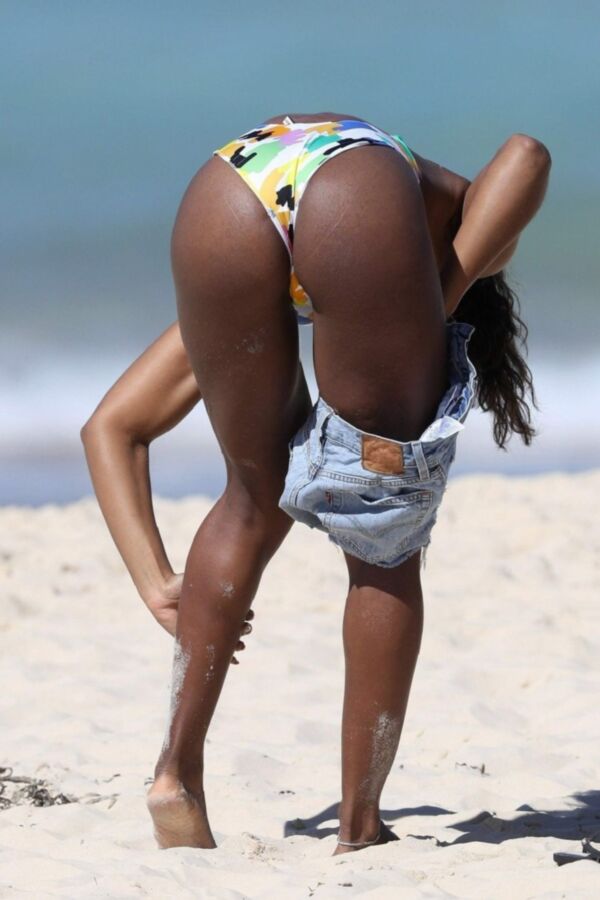 Free porn pics of Kelly Rowland Chocolate ass in swimsuit 9 of 9 pics