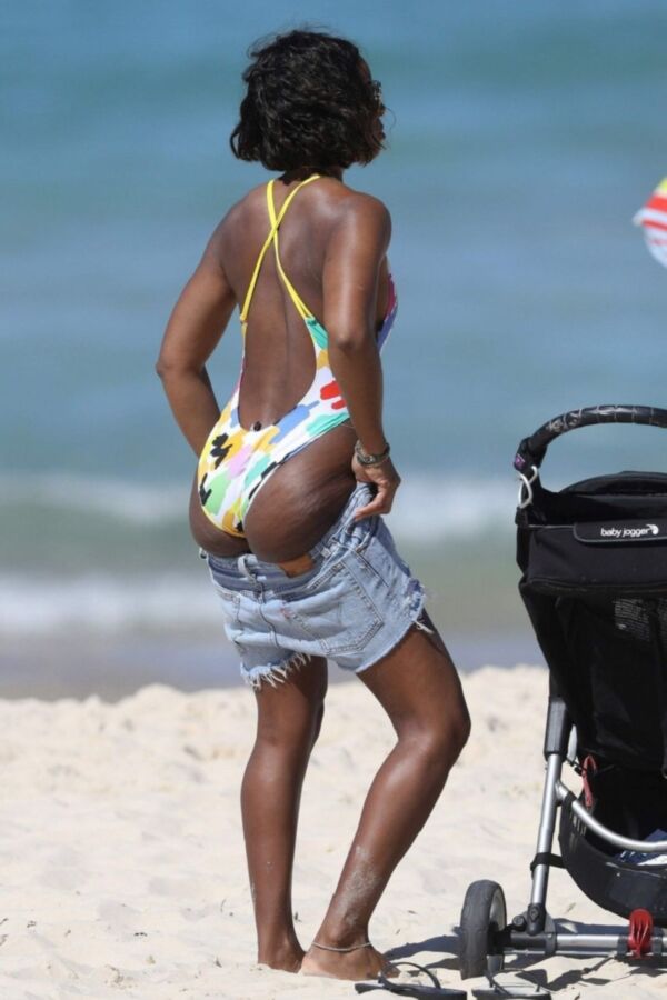 Free porn pics of Kelly Rowland Chocolate ass in swimsuit 6 of 9 pics