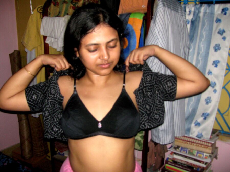 Free porn pics of indian housewife nude 8 of 10 pics