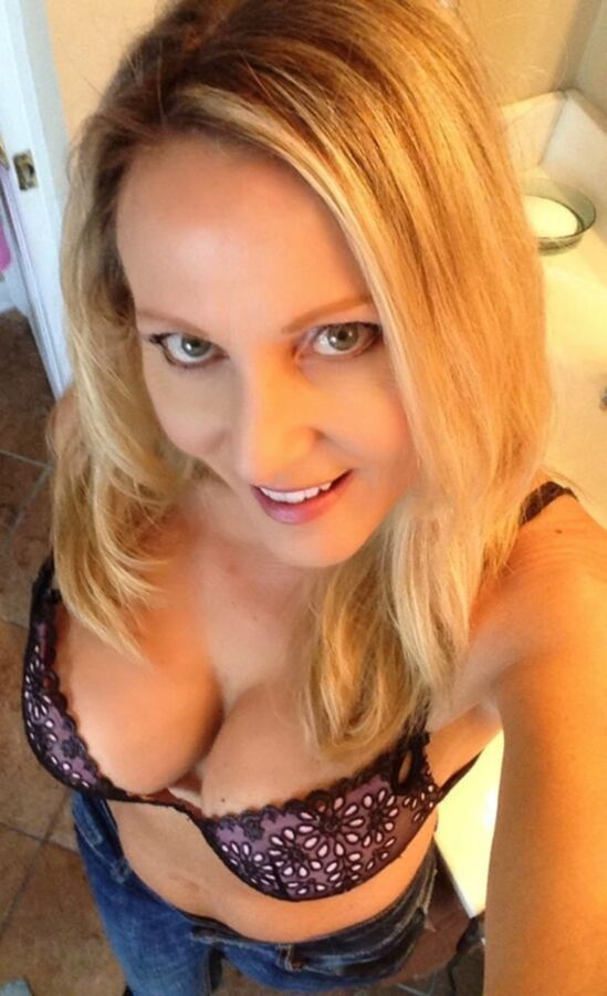 Free porn pics of MILF Selfie 4 of 16 pics