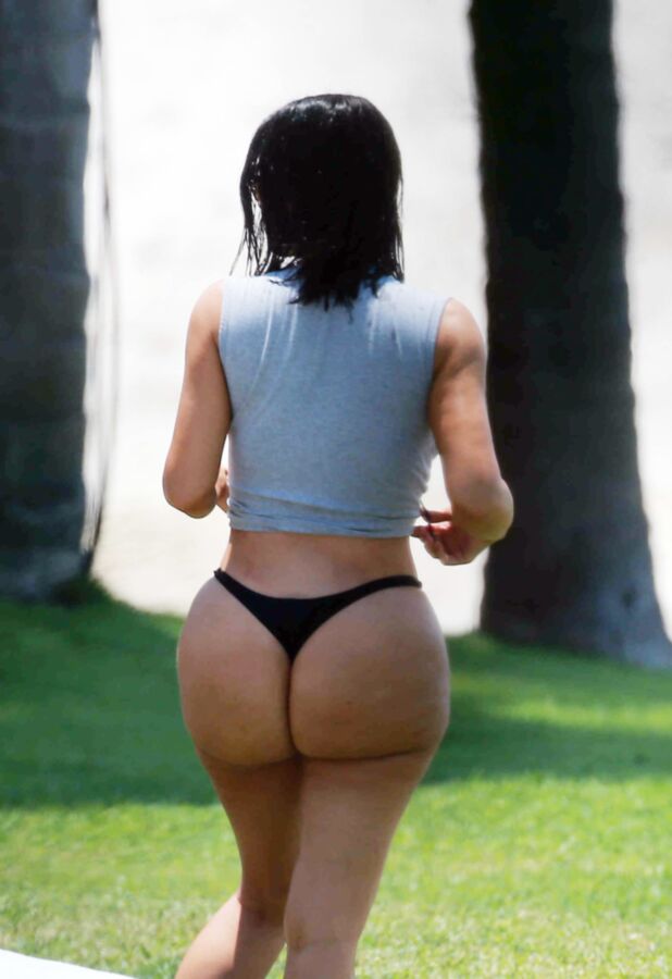 Free porn pics of Kim Kardashian shows off her huge butt 11 of 29 pics