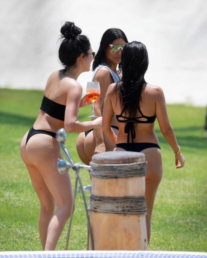 Free porn pics of Kim Kardashian shows off her huge butt 5 of 29 pics