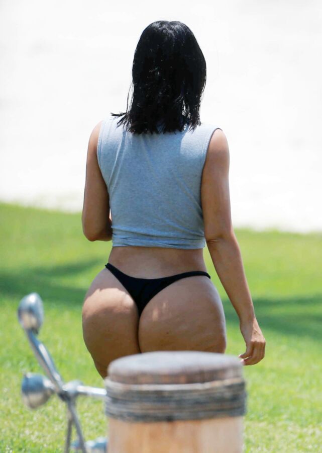 Free porn pics of Kim Kardashian shows off her huge butt 6 of 29 pics