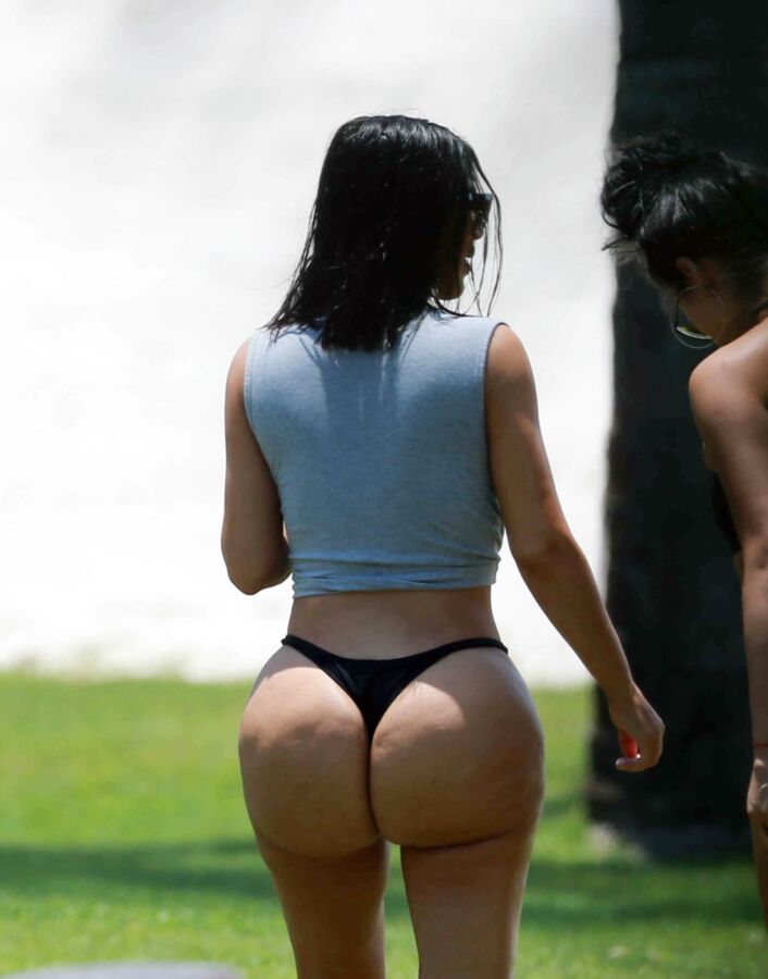 Free porn pics of Kim Kardashian shows off her huge butt 8 of 29 pics