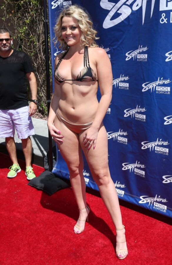 Free porn pics of >> Alexis Texas at Sapphire Pool 4 of 8 pics