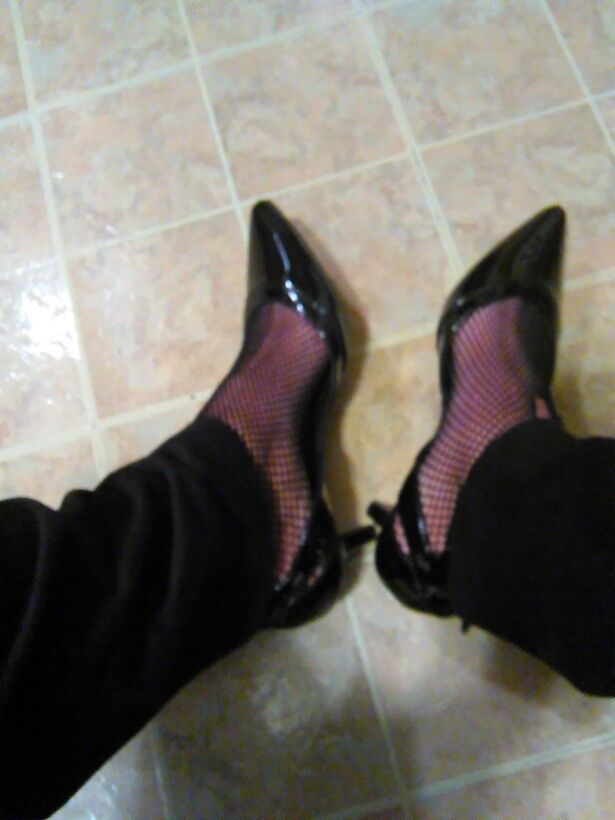 Free porn pics of LOVE TO SMELL T GURLS SHINY BLACK PATENT PUMPS 1 of 22 pics