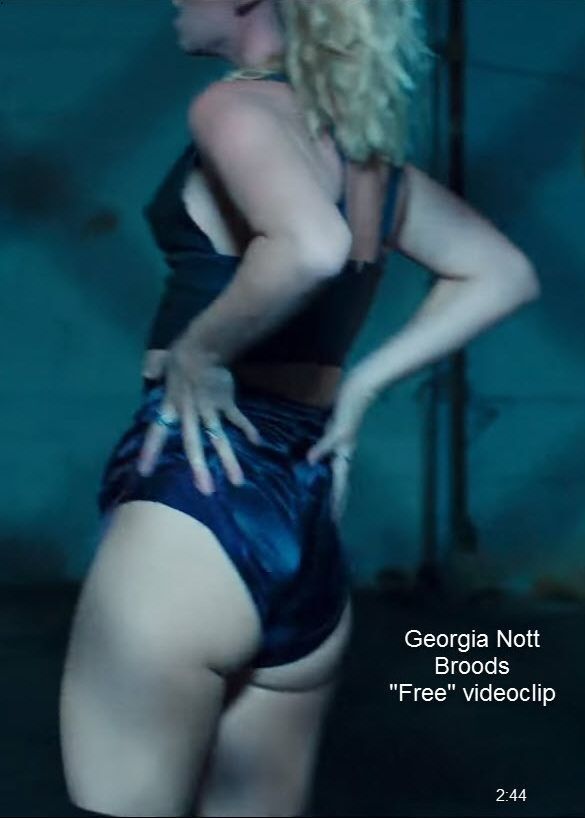 Free porn pics of Georgia Nott lead singer from Broods - nipslip in videoclip 1 of 11 pics