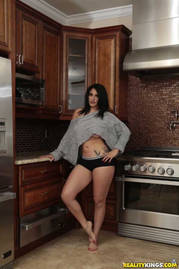 Free porn pics of Cristal Caraballo - Curvy Cristal Cleans 9 of 320 pics