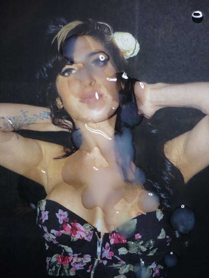 Free porn pics of Nip slip Amy Winehouse styles latest in semen fashion 8 of 16 pics