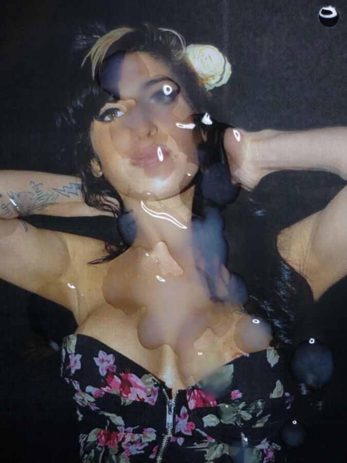 Free porn pics of Nip slip Amy Winehouse styles latest in semen fashion 7 of 16 pics