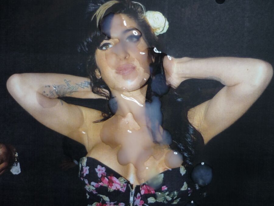Free porn pics of Nip slip Amy Winehouse styles latest in semen fashion 5 of 16 pics