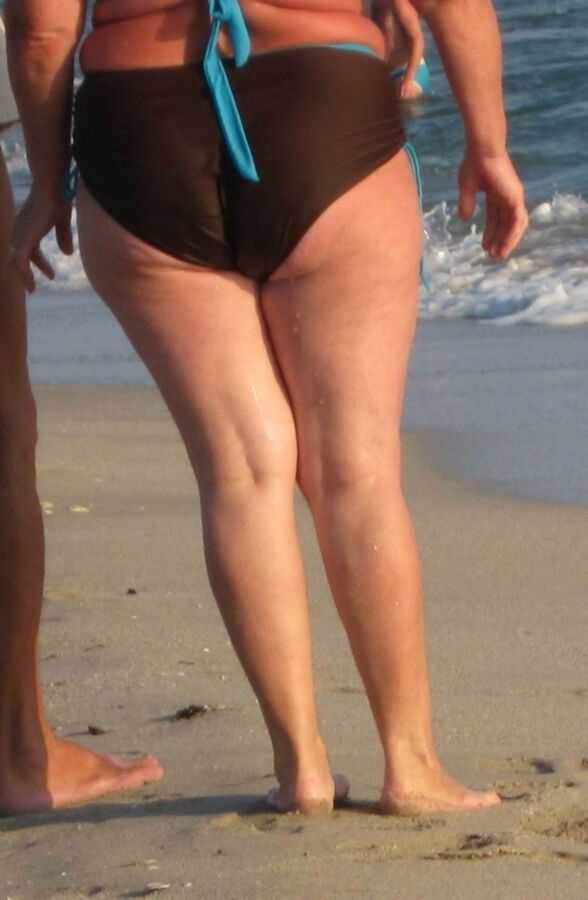 Free porn pics of HOT GRANNY beach candid 6 of 33 pics