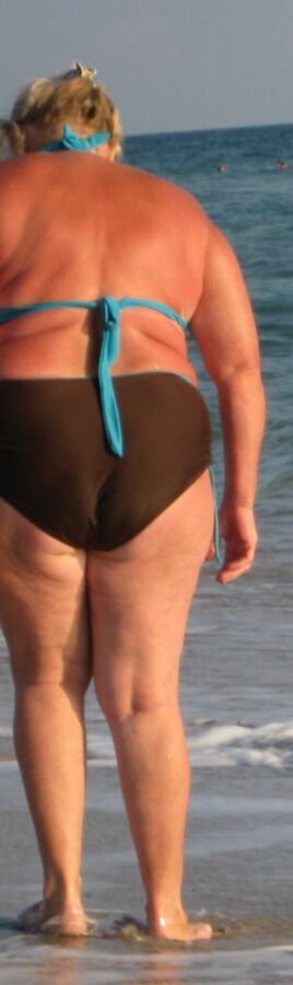 Free porn pics of HOT GRANNY beach candid 3 of 33 pics