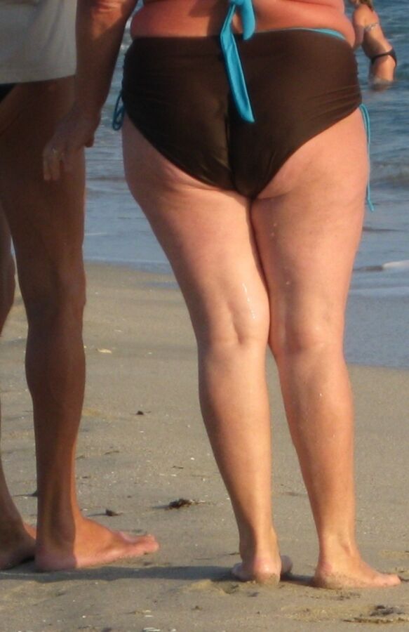 Free porn pics of HOT GRANNY beach candid 7 of 33 pics