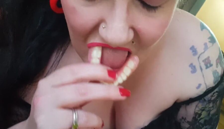 Free porn pics of Teeth out for a gummy blowjob 20 of 33 pics