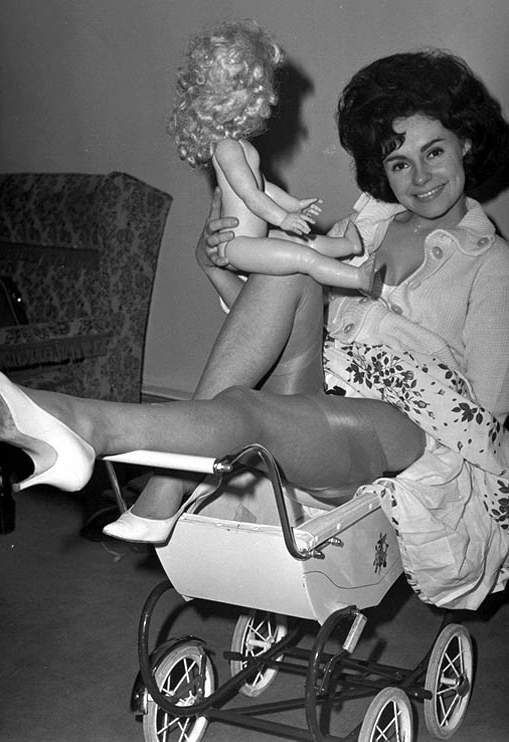 Free porn pics of UK Vintage Stockings Model Ros Stuart 15 of 137 pics
