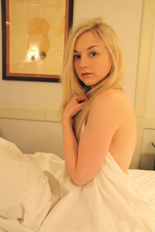 Emily Kinney Leaked Nudes