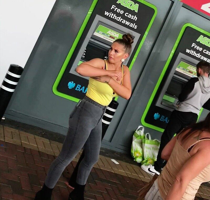 Free porn pics of Uk  teen chav candid in skinny jeans and not tits  4 of 5 pics
