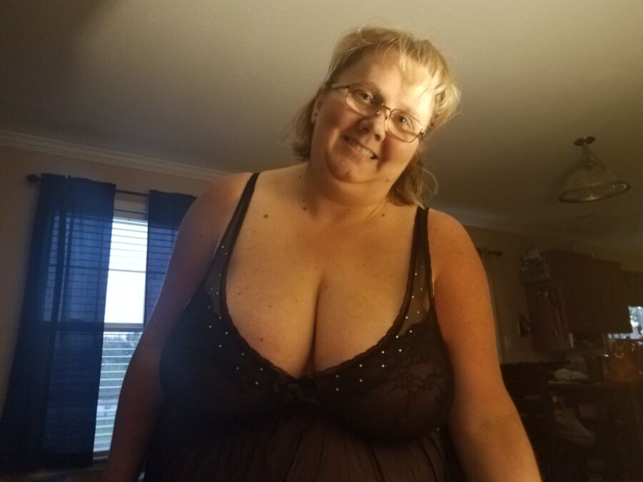 Free porn pics of BBW Busty Wench new! 1 of 20 pics
