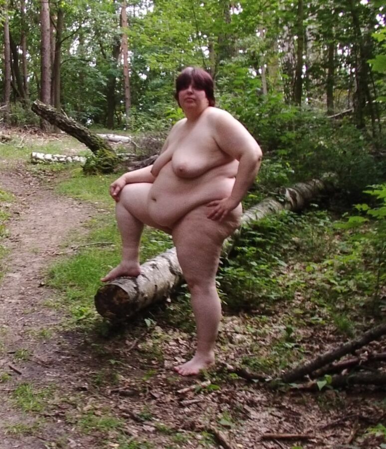Milf nackt im wald