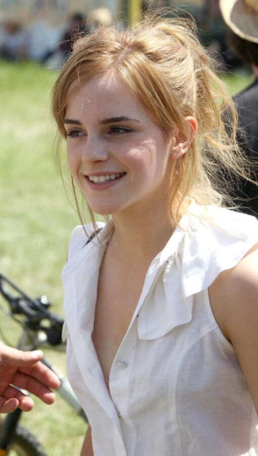 Free porn pics of Emma Watson pretty teen angel 5 of 11 pics