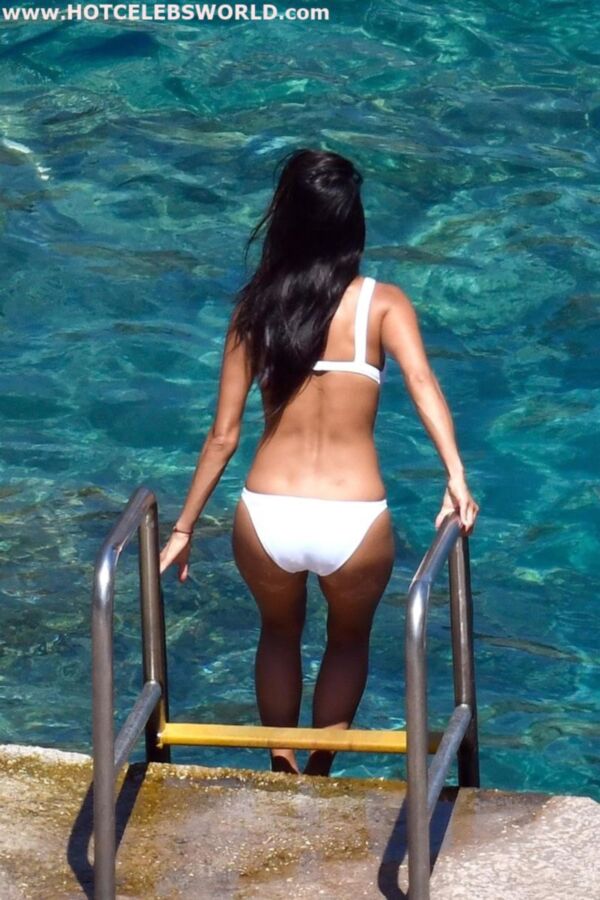 Free porn pics of Nicole Scherzinger flaunts big butt and boobs in bikini 4 of 138 pics