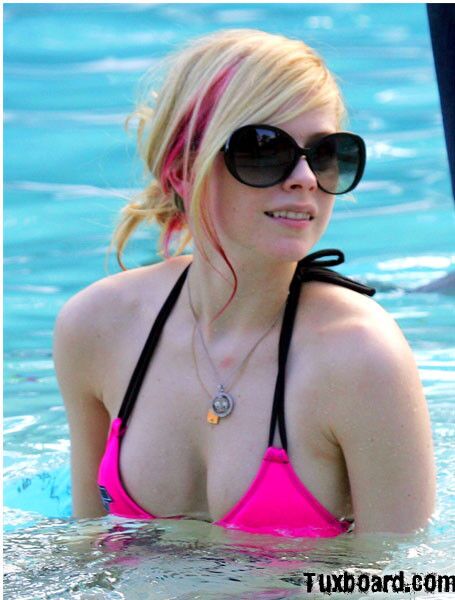 Free porn pics of Avril Lavigne 17 of 22 pics