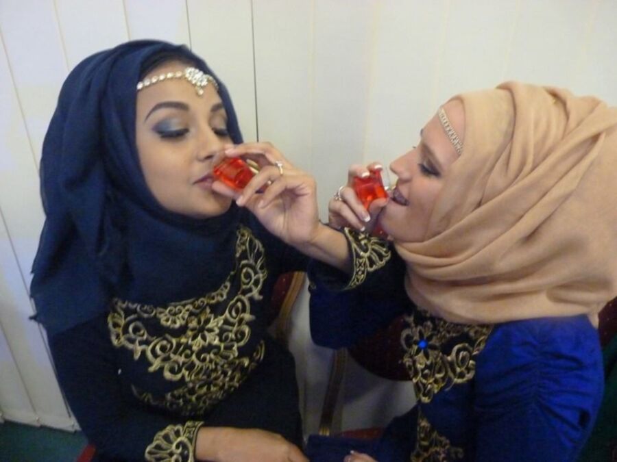 Free porn pics of Hijabi bengali muslim sisters nieces sluts 5 of 14 pics