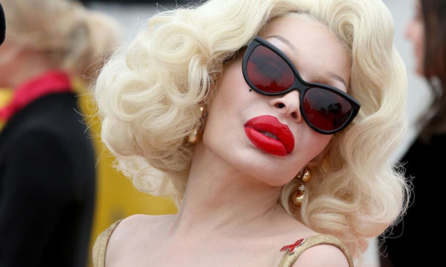 Free porn pics of Amanda Lepore (Furs, Gloves, Tits, Lips) 9 of 461 pics