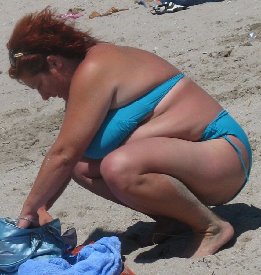 Free porn pics of Big Boobs Mom beach candid 4 of 17 pics
