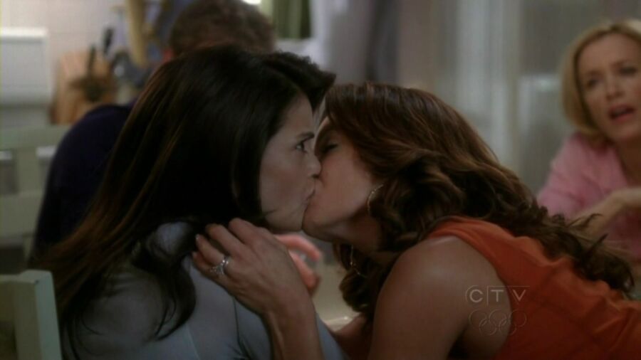 Free porn pics of Eva Longoria Kissing Teri Hatcher 3 of 7 pics