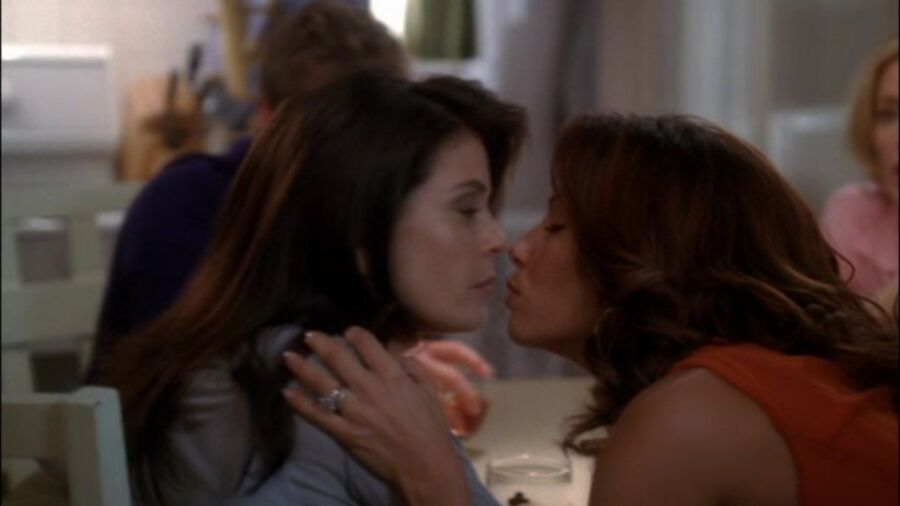 Free porn pics of Eva Longoria Kissing Teri Hatcher 1 of 7 pics