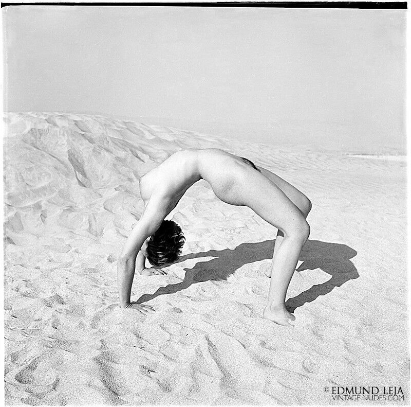 Free porn pics of Black and White - Strip - Sue Snow 23 of 36 pics