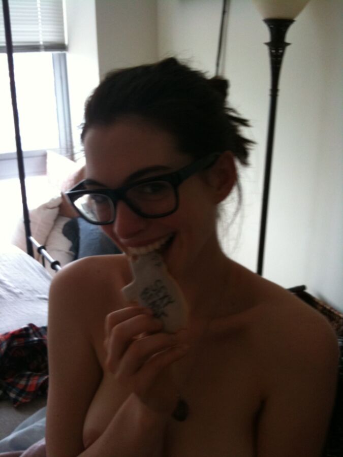 Free porn pics of Anne Hathaway Leaked pics 3 of 10 pics