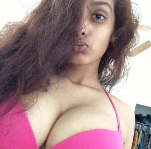 Free porn pics of Arab whore selfies - huge titties 1 of 13 pics